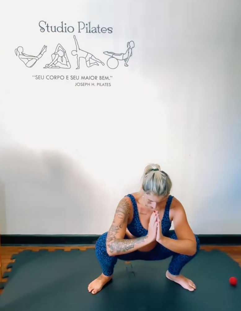 Exercício de agachamento profundo para preparar o corpo para o parto